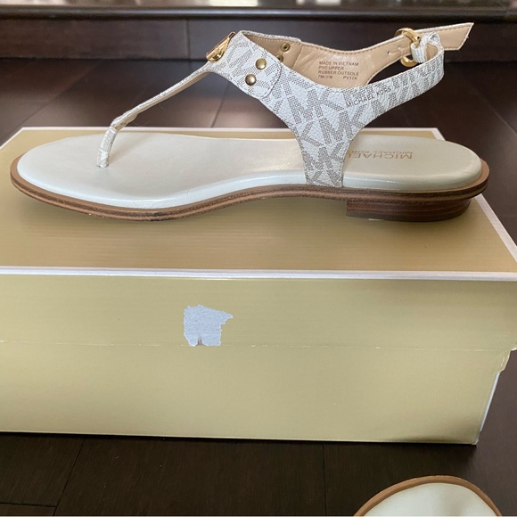 Michael Kors plate thong sandals with mini MK logo size 7M Like new with box. - Picture 5 of 10